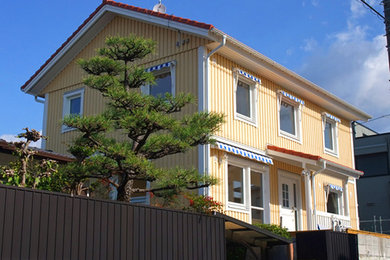 名古屋にある中くらいな北欧スタイルのおしゃれな家の外観 (黄色い外壁) の写真