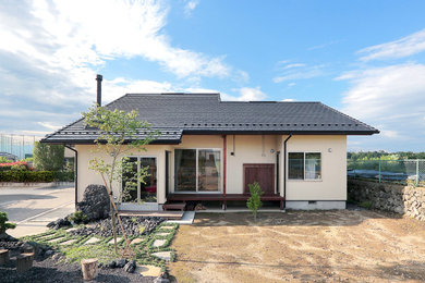 Imagen de fachada de casa blanca de estilo zen de dos plantas con tejado a dos aguas y tejado de teja de barro