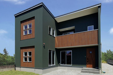 На фото: зеленый частный загородный дом среднего размера в стиле лофт с