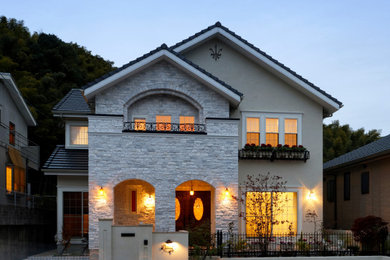 トラディショナルスタイルのおしゃれな家の外観 (石材サイディング) の写真