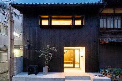 京都にある小さなモダンスタイルのおしゃれな家の外観の写真