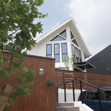 大屋根と三角窓が特徴の木の温もりを感じる家