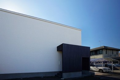 Modelo de fachada blanca minimalista de dos plantas con tejado de un solo tendido