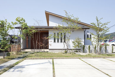 Foto de fachada de casa blanca asiática de tamaño medio con tejado de un solo tendido