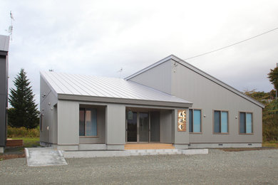 札幌にあるコンテンポラリースタイルのおしゃれな家の外観 (混合材サイディング) の写真