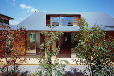 Imagen de fachada de casa gris nórdica grande a niveles