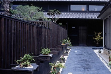 Diseño de fachada de casa de estilo zen de dos plantas con tejado de teja de barro