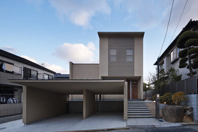 Стильный дизайн: двухэтажный, бежевый частный загородный дом среднего размера в стиле модернизм с односкатной крышей и металлической крышей - последний тренд