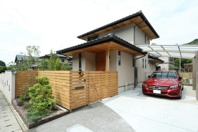 京都にあるおしゃれなベージュの家の写真