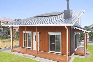 Foto della facciata di una casa scandinava con rivestimenti misti e copertura in metallo o lamiera