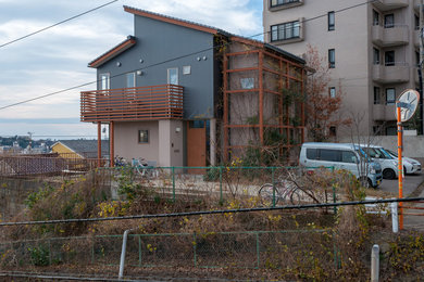 Idée de décoration pour une façade de maison minimaliste à un étage avec un toit en tuile.