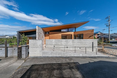 Diseño de fachada de casa gris clásica de tamaño medio de una planta con revestimiento de madera, tejado a cuatro aguas y tejado de metal