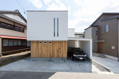 Zweistöckiges Einfamilienhaus mit Mix-Fassade, weißer Fassadenfarbe, Pultdach und Blechdach in Sonstige