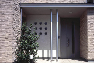 Cette photo montre une façade de maison beige tendance à un étage avec un toit à deux pans.