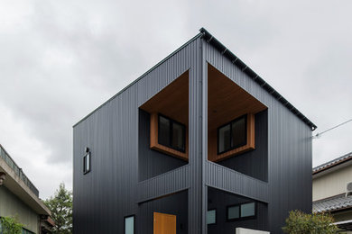 Retro Haus mit schwarzer Fassadenfarbe in Sonstige