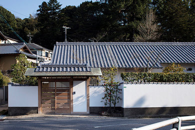 Modelo de fachada de casa de estilo zen con tejado de teja de barro