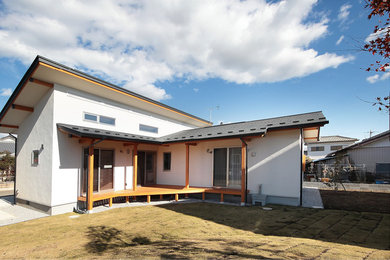 Modelo de fachada de casa blanca de tamaño medio de una planta con tejado de un solo tendido y tejado de teja de barro