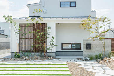 Ejemplo de fachada de casa blanca de estilo zen de dos plantas con tejado de metal