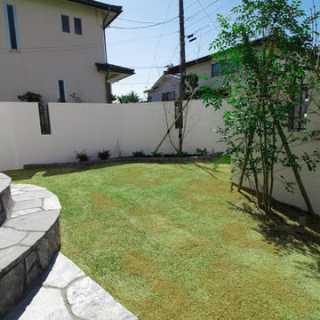掃出し前の石貼りステップと芝庭に植栽