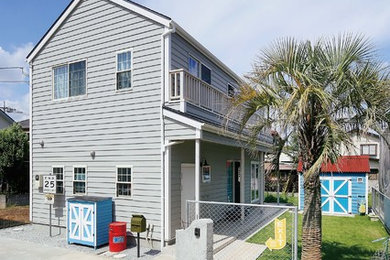 Idées déco pour une façade de maison bord de mer à un étage.