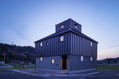 Modelo de fachada de casa negra moderna con tejado de metal