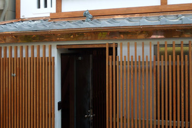 京都にある中くらいな和風のおしゃれな家の外観 (漆喰サイディング) の写真