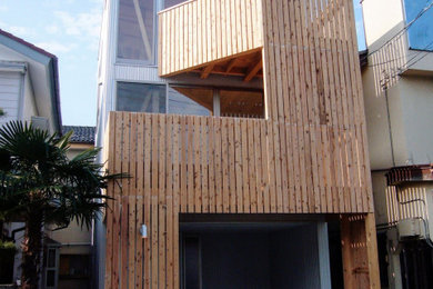 Ejemplo de fachada de casa gris nórdica pequeña de tres plantas con revestimiento de metal, tejado de un solo tendido y tejado de metal