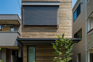 Réalisation d'une façade de maison design en bois à un étage avec un toit plat et un toit végétal.