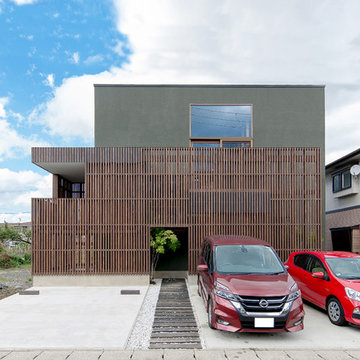 木ルーバーと箱型の外観