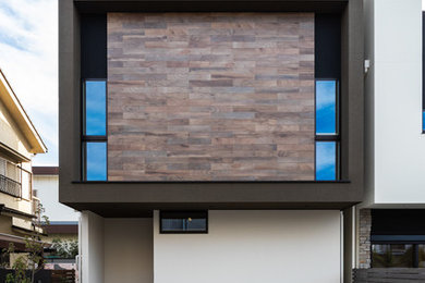 Imagen de fachada marrón moderna de dos plantas