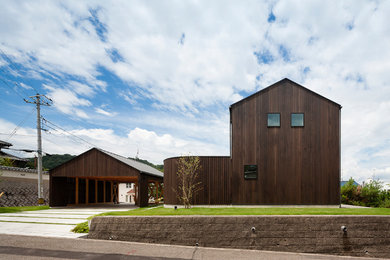 Свежая идея для дизайна: огромный, деревянный, коричневый частный загородный дом в восточном стиле - отличное фото интерьера