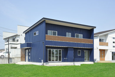 Diseño de fachada azul urbana con tejado a dos aguas