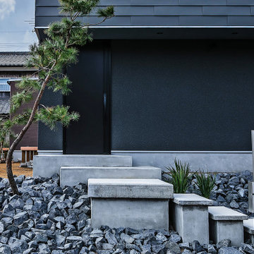 松と石の共鳴　高低差のある敷地の外構植栽ランドスケープデザイン