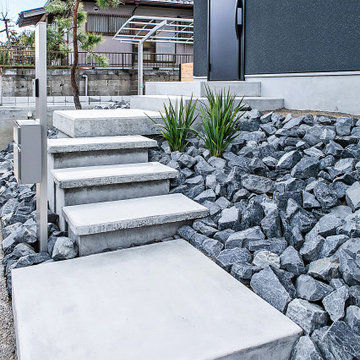 松と石の共鳴　高低差のある敷地の外構植栽ランドスケープデザイン