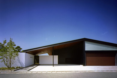 Diseño de fachada de casa clásica renovada grande de una planta con revestimiento de estuco, tejado a dos aguas y tejado de metal