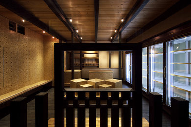 京都にあるモダンスタイルのおしゃれな家の外観 (コンクリート繊維板サイディング) の写真