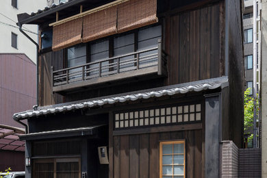 Modelo de fachada marrón de estilo zen de dos plantas con revestimiento de madera