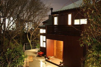神戸にあるおしゃれな家の外観 (メタルサイディング) の写真