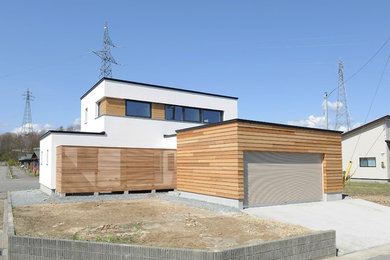 Diseño de fachada de casa blanca moderna de dos plantas con tejado plano y tejado de metal