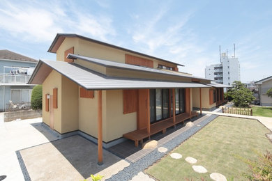 横浜にある和風のおしゃれな家の外観の写真