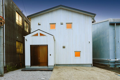 Photo of a modern house exterior in Yokohama with wood cladding.