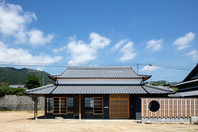神戸にある高級な中くらいな和風のおしゃれな家の外観の写真