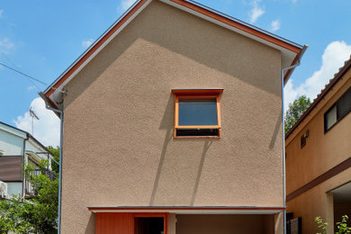 Modelo de fachada de casa marrón de estilo zen grande de dos plantas con revestimiento de aglomerado de cemento, tejado a dos aguas y tejado de metal