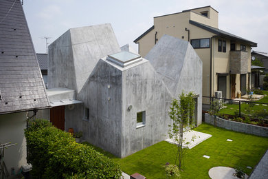 Immagine della facciata di una casa grigia contemporanea con rivestimento in cemento