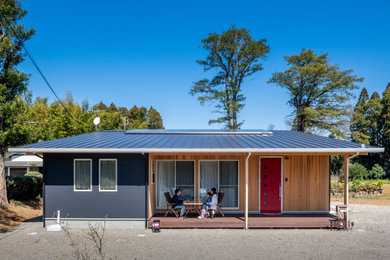 Idee per la facciata di una casa nera country a un piano di medie dimensioni con copertura in metallo o lamiera