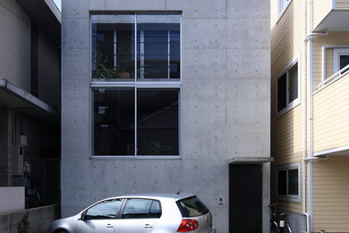 Imagen de fachada gris minimalista pequeña de dos plantas con tejado plano