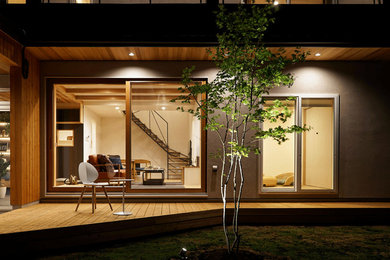 Imagen de fachada de casa multicolor clásica grande de dos plantas con revestimiento de madera y tejado de un solo tendido