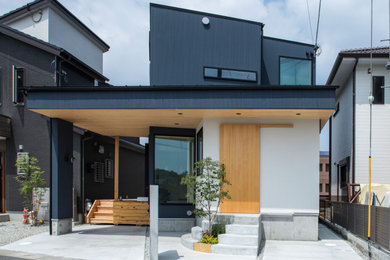 Imagen de fachada de casa de estilo zen de dos plantas con revestimientos combinados, tejado de un solo tendido y tejado de metal