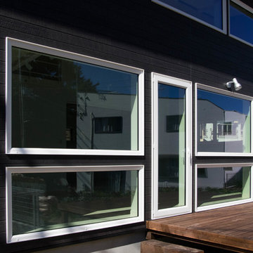 眺望や採光を考慮したトーマス氏独特の窓バランスをもつ、白塗装を施したモダンスウェーデンの家