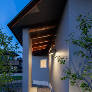 Imagen de fachada de casa gris, de estilo zen, pequeña, de una planta, con revestimiento de hormigón, tejado de un solo tendido y tejado de metal